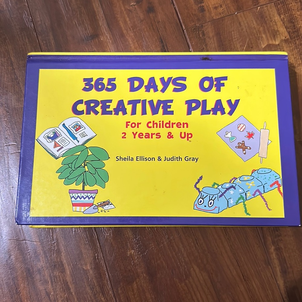 365 Days of Creative Play for‎ children 2 and up Hard cover book
